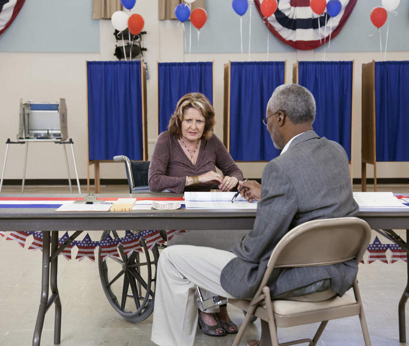 冲浪,西方人,背部,两个人,病人,坐,室内,白天,正面,椅子,欧洲,非洲,黑人,欧洲人,握,阴影,服装,装饰,反射,笔,材料,档案,工具,文件,影子,塑料,办公桌,墙,办公用品,注视,休闲装,水笔,墙壁,墙面,文具,衣服,蓝色,轮椅,气球,塑料制品,学习用品,资料,复健,观察,看,休闲,康复,休闲服,器械,橡胶,握着,服饰,帷幕,观看,华丽,修饰,文具用品,点缀,察看,医疗设备,关注,帷幔,文档,病患,医疗器械,幕布,残疾,残疾人,医疗工具,幕帘,伤残,橡胶制品,衬托,美观,雅致,雅观,辅助设备,残障,弱势群体,帷幔布,男人,男性,女人,女性,中年男性,中年女性,白种人,非洲人,患者,就医者,坐着,彩图,全身,公民