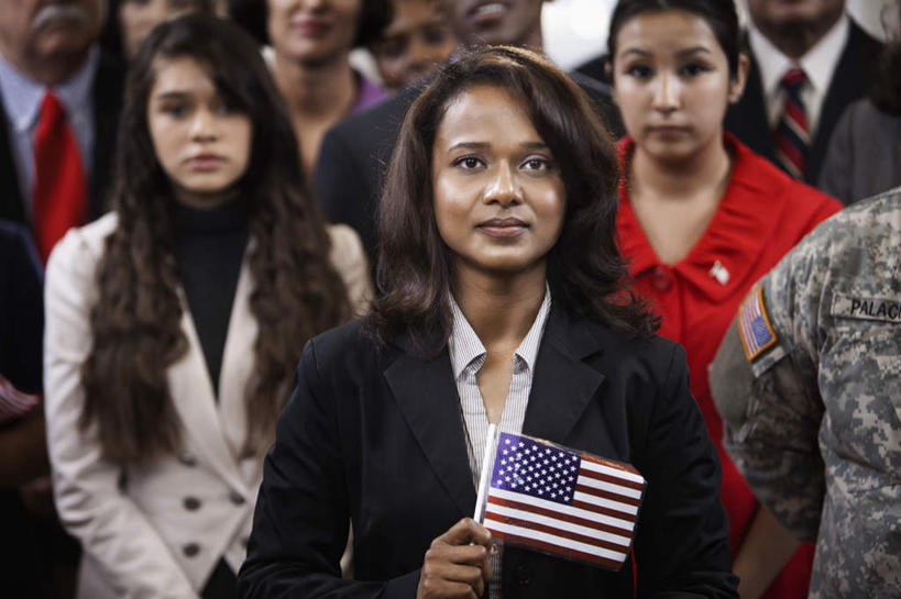 冲浪,西方人,站,室内,白天,正面,制服,旗帜,国旗,欧洲,非洲,黑人,欧洲人,握,阴影,服装,反射,眼镜,影子,许多人,注视,休闲装,星条旗,衣服,观察,看,站着,一群人,休闲,休闲服,握着,美国国旗,服饰,观看,军人,察看,军装,关注,军服,近视眼镜,老年男性,男人,男性,年轻男性,年轻女性,女人,女性,中年男性,中年女性,白种人,非洲人,旗,站立,半身,彩图,美利坚合众国国旗,公民