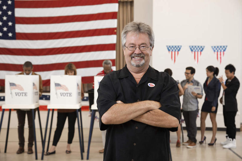 冲浪,东方人,西方人,站,笑,双手交叉,微笑,露齿笑,室内,白天,正面,旗帜,国旗,欧洲,欧洲人,亚洲,阴影,服装,反射,眼镜,影子,墙,许多人,注视,休闲装,黄种人,星条旗,墙壁,墙面,衣服,白色,容器,箱子,观察,看,站着,一群人,休闲,休闲服,美国国旗,服饰,观看,等待,储藏,老花镜,察看,徽章,双手抱胸,储存,关注,远视眼镜,老年男性,男人,男性,年轻男性,年轻女性,女人,女性,中年男性,中年女性,白种人,亚洲人,旗,站立,半身,彩图,美利坚合众国国旗,公民,贮存