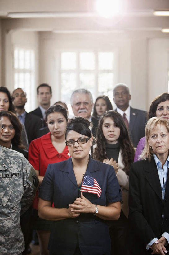 蝶泳,西方人,站,室内,白天,正面,制服,窗户,旗帜,国旗,照明,欧洲,欧洲人,士兵,握,阴影,光线,眼镜,影子,墙,灯光,许多人,注视,顶灯,星条旗,玻璃窗,墙壁,墙面,灯,衣服,灯具,观察,看,站着,一群人,握着,美国国旗,观看,军人,照亮,察看,军装,照明设备,关注,军服,近视眼镜,背手,兵士,男人,男性,年轻男性,年轻女性,女人,女性,中年男性,白种人,旗,站立,半身,彩图,美利坚合众国国旗,公民