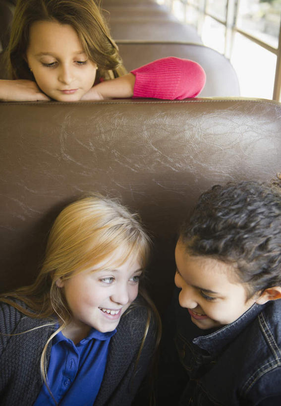 蝶泳,西方人,儿童,三个人,伙伴,朋友,坐,笑,微笑,露齿笑,俯视,室内,白天,友谊,纯洁,窗户,公共汽车,欧洲,欧洲人,服装,注视,休闲装,玻璃窗,座位,车,小孩,衣服,车窗,交通工具,低头,观察,看,趴着,休闲,同学,休闲服,可爱,童年,童趣,服饰,观看,察看,校友,关注,载具,校车,童真,烂漫,无邪,同窗,学友,天真,友情,女孩,女人,女性,白种人,趴,坐着,半身,彩图,高角度拍摄,女生