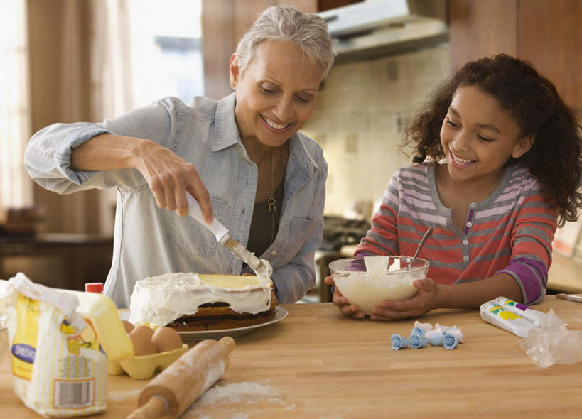 冲浪,点心,西方人,儿童,老年人,两个人,家庭,祖母,站,捧,笑,微笑,露齿笑,室内,白天,正面,下午茶,纯洁,窗户,桌面,桌子,玻璃,欧洲,非洲,黑人,欧洲人,握,服装,朦胧,模糊,木制,粉末,擀面杖,工具,面粉,食品,甜点,甜品,刀具,拿,粮食,拿着,注视,休闲装,玻璃窗,玻璃制品,食物,糕点,小孩,衣服,木制品,容器,碗,甜食,奶油,低头,观察,看,站着,休闲,温暖,温馨,一家人,休闲服,粉,可爱,童年,童趣,握着,服饰,奶奶,观看,祖孙,储藏,农产品,和睦,察看,乳制品,储存,关注,刮刀,童真,烂漫,无邪,原材料,外婆,外孙女,外祖母,粉状,激凌,克林姆,淇淋,天真,老年女性,女孩,女人,女性,非洲人,孩子,孙女,端,端着,捧着,手捧,站立,半身,彩图,橡皮刮刀,融洽,贮存,蛋糕,女生