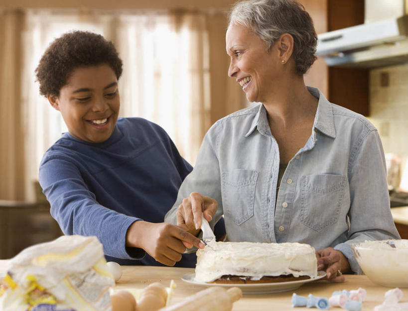 冲浪,点心,西方人,儿童,老年人,两个人,家庭,祖母,站,笑,微笑,露齿笑,室内,白天,正面,下午茶,纯洁,窗户,桌面,桌子,玻璃,欧洲,非洲,黑人,欧洲人,握,服装,朦胧,模糊,木制,粉末,擀面杖,工具,蛋,鸡蛋,面粉,食品,甜点,甜品,刀具,拿,粮食,拿着,扭头,注视,休闲装,玻璃窗,玻璃制品,食物,糕点,小孩,衣服,木制品,容器,碗,甜食,奶油,低头,观察,看,站着,转头,休闲,温暖,温馨,一家人,休闲服,粉,可爱,童年,童趣,握着,服饰,奶奶,观看,祖孙,储藏,农产品,和睦,察看,乳制品,储存,关注,刮刀,童真,烂漫,无邪,原材料,外婆,外祖母,外孙,外孙子,卵,粉状,激凌,克林姆,淇淋,天真,老年女性,男孩,女人,女性,非洲人,孩子,孙子,站立,半身,彩图,橡皮刮刀,融洽,贮存,蛋糕,男生