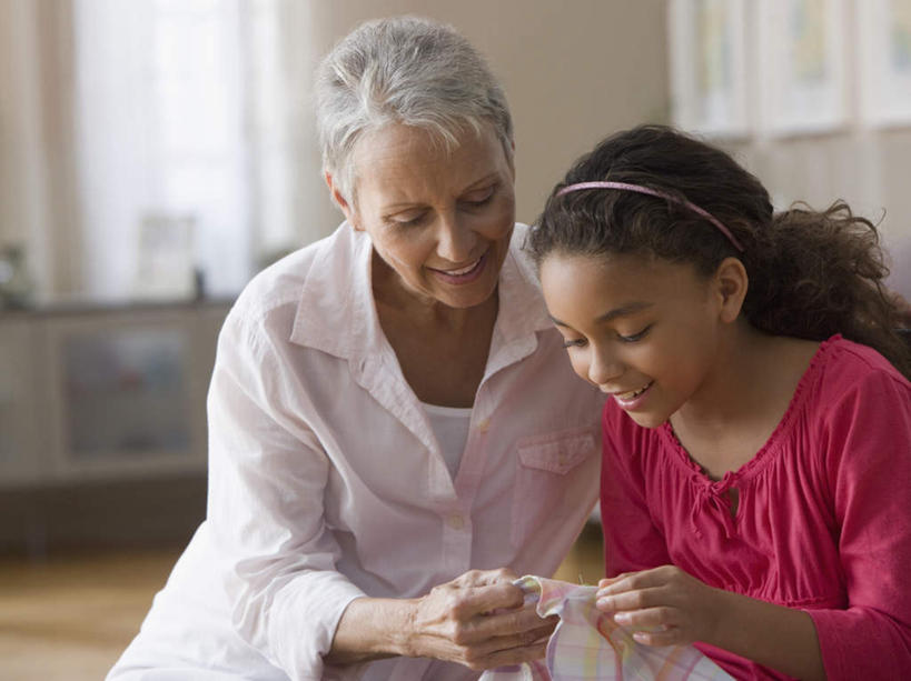 冲浪,西方人,儿童,老年人,两个人,家庭,祖母,坐,笑,微笑,露齿笑,室内,白天,正面,纯洁,窗户,刺绣,欧洲,非洲,黑人,欧洲人,握,服装,朦胧,模糊,艺术,装饰,头饰,手工艺品,拿,拿着,注视,休闲装,文化,针,玻璃窗,小孩,衣服,发箍,发饰,饰品,工艺品,低头,观察,看,休闲,温暖,温馨,一家人,休闲服,可爱,童年,童趣,握着,服饰,奶奶,头箍,观看,祖孙,缝纫,华丽,修饰,点缀,和睦,察看,高雅,十字绣,缝衣针,针线,关注,发卡,童真,烂漫,无邪,配饰,外婆,外孙女,外祖母,自信心,品位,衬托,美观,雅致,雅观,天真,老年女性,女孩,女人,女性,非洲人,孩子,孙女,坐着,半身,彩图,女红,针绣,针黹,黹,融洽,女生