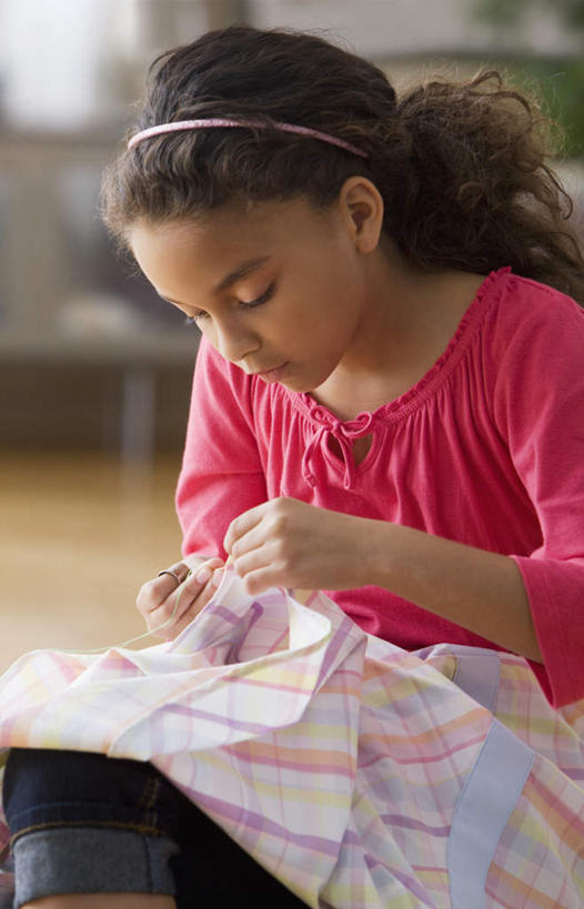 蝶泳,西方人,儿童,一个人,坐,室内,白天,正面,纯洁,刺绣,欧洲,欧洲人,仅一个女性,仅一个人,握,服装,朦胧,模糊,艺术,装饰,头饰,手工艺品,拿,拿着,注视,休闲装,文化,针,小孩,衣服,发箍,发饰,饰品,工艺品,低头,观察,看,仅一个小孩,休闲,休闲服,可爱,童年,童趣,握着,服饰,头箍,观看,缝纫,华丽,修饰,点缀,察看,高雅,十字绣,缝衣针,针线,关注,发卡,童真,烂漫,无邪,配饰,自信心,品位,衬托,美观,雅致,雅观,天真,女孩,女人,女性,白种人,孩子,坐着,半身,彩图,女红,针绣,针黹,黹,女生