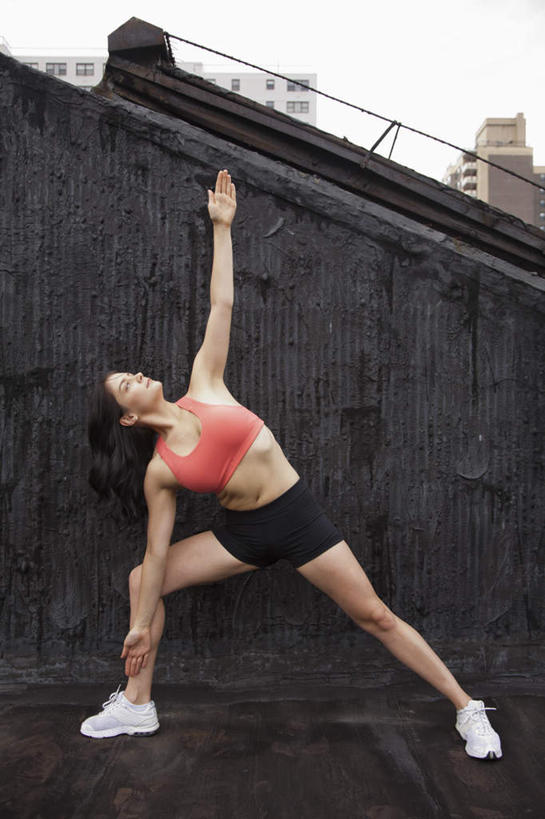 蝶泳,西方人,一个人,站,举,伸展双臂,室外,白天,正面,锻炼,瑜伽,运动,欧洲,欧洲人,仅一个年轻女性,仅一个女性,仅一个人,服装,背心,墙,注视,墙壁,墙面,衣服,红色,黑色,观察,看,托,站着,养生,服饰,观看,张开双腿,察看,衣着,穿着,关注,衣饰,展开双腿,露脐装,体育,年轻女性,女人,女性,白种人,敞开双臂,举起,举手,举着,伸开双臂,抬头,向上举,向上伸,向上托,仰头,展开双肩,站立,张开手臂,张开双臂,彩图,全身,健身,三角形式,三角式,伸展双腿