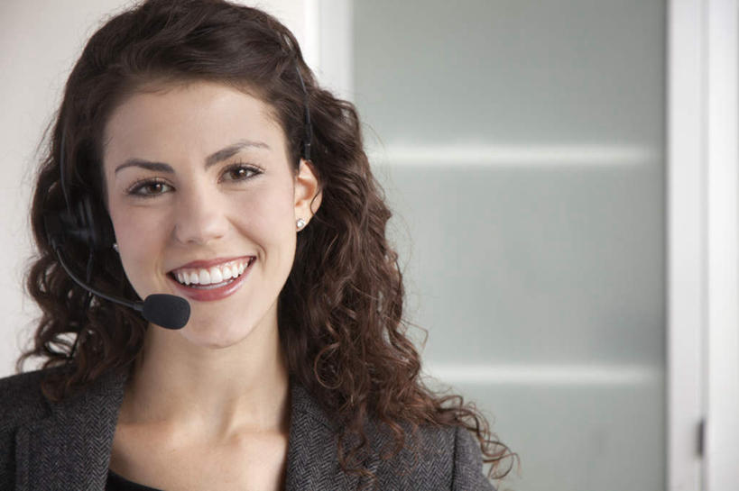 冲浪,西方人,一个人,商务人士,商务女性,笑,微笑,露齿笑,室内,白天,正面,通讯,客服,柜子,欧洲,欧洲人,仅一个年轻女性,仅一个女性,仅一个人,套装,朦胧,模糊,信息,储物柜,话务员,注视,耳机,耳麦,话筒,观察,看,服务,通信,观看,协调,察看,麦克风,头戴式耳麦,储存,关注,销售,商务装,工薪阶层,客服人员,电话销售,接待员,储备,蕴藏,贮备,客户服务,年轻女性,女人,女性,白种人,白领,接线员,上班族,半身,彩图,贮存,头戴式耳机