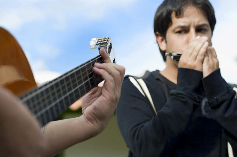 冲浪,西方人,两个人,伙伴,朋友,站,室外,白天,正面,友谊,欧洲,欧洲人,握,阴影,服装,光线,影子,云,云朵,吹奏乐器,吉他,口琴,乐器,弦乐器,音乐,吹奏,拿,演奏,云彩,拿着,注视,休闲装,衣服,蓝色,白云,蓝天,天空,阳光,天,观察,看,站着,休闲,休闲服,握着,服饰,晴朗,观看,察看,关注,弹拨弦鸣乐器,友情,男人,男性,中年男性,白种人,晴空,站立,半身,彩图,弹拨弦乐器
