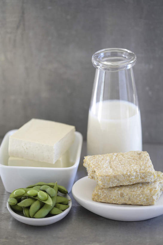 蝶泳,豆腐,无人,俯视,室内,特写,白天,植物,桌面,桌子,豆,大豆,蔬菜,一堆,许多,阴影,堆叠,堆积,新鲜,反射,罐子,影子,陶瓷,大理石,豆类,豆子,毛豆,食品,陶瓷制品,饮品,营养,玻璃制品,食物,饮料,玻璃瓶,瓶子,容器,碗,有机食品,绿色食品,储藏,堆,豆制品,储存,豆浆,豆科,枝豆,安神,大理石制品,黄豆,彩图,高角度拍摄,植物奶,贮存