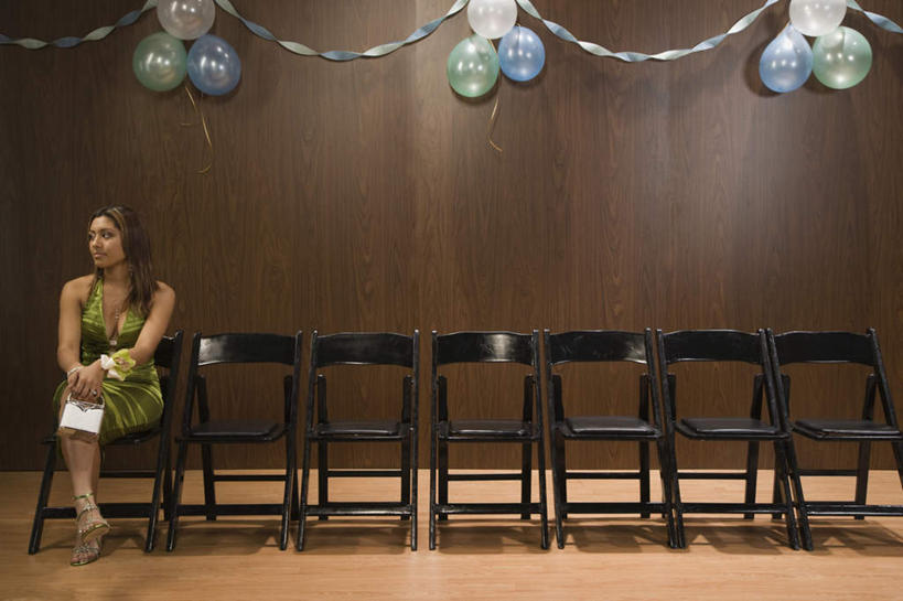 西方人,一个人,坐,横图,室内,白天,正面,晚礼服,游戏,失败,玩具,椅子,欧洲,欧洲人,仅一个年轻女性,仅一个女性,仅一个人,一排,沮丧,整齐,装饰,塑料,木椅,墙,玩,注视,娱乐,墙壁,墙面,排列,气球,塑料制品,观察,看,休闲,难受,充气玩具,橡胶,益智,无奈,观看,活动,失望,悲伤,华丽,修饰,点缀,察看,伤心,难过,队列,发泄,关注,消遣,智力,失落,橡胶制品,颓废,挫败,受挫,落败,落空,错过,失足,失意,失策,失算,颓丧,衰颓,悲哀,懊丧,颓靡,气馁,丧气,宣泄,衬托,美观,雅致,雅观,败北,挫折,失利,年轻女性,女人,女性,白种人,玩耍,嬉戏,坐着,彩图,全身,晚宴服,舞会服,洋服,洋装,夜礼服