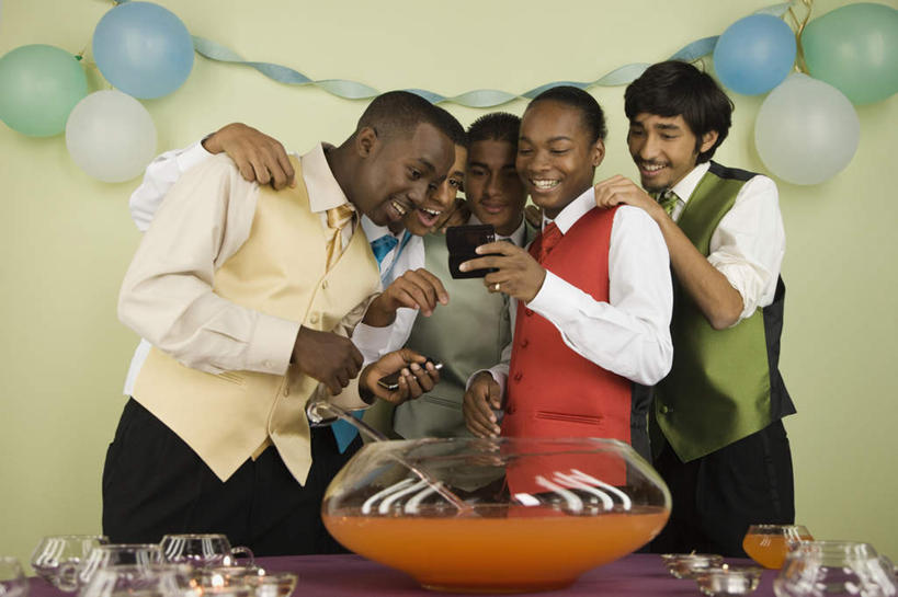 果汁,西方人,伙伴,朋友,站,笑,微笑,露齿笑,横图,室内,白天,正面,衬衫,西装,游戏,友谊,杯子,玩具,欧洲,非洲,黑人,欧洲人,五个人,握,套装,正装,装饰,丝绸,丝带,塑料,调味,香料,佐料,缎带,领带,酒类,饮品,许多人,拿,玩,拿着,注视,职业装,娱乐,玻璃制品,绸带,酒,饮料,气球,水杯,塑料制品,观察,看,站着,一群人,休闲,充气玩具,橡胶,益智,搭,握着,观看,活动,华丽,修饰,点缀,配料,察看,搭着,发泄,关注,可口,消遣,智力,橡胶制品,宣泄,作料,衬托,美观,雅致,雅观,潘趣酒,适口,友情,男人,男性,年轻男性,非洲人,玻璃杯,玩耍,嬉戏,站立,半身,彩图,衬衣