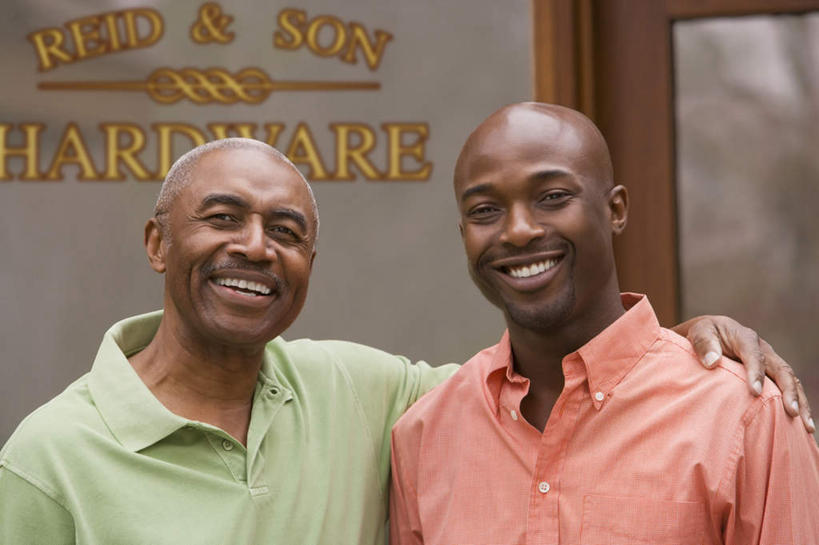 西方人,两个人,家庭,父亲,儿子,商店,站,抱,笑,微笑,露齿笑,横图,室外,白天,正面,欧洲,非洲,黑人,欧洲人,服装,英文,标志,文字,字符,字母,墙,注视,休闲装,标识,商铺,墙壁,墙面,衣服,观察,看,站着,休闲,温暖,温馨,父子,一家人,休闲服,父爱,服饰,抱着,观看,英文字母,和睦,察看,搂着,关注,市肆,商号,老年男性,男人,男性,年轻男性,非洲人,怀抱,搂,搂抱,相抱,拥抱,站立,半身,彩图,店铺,五金店,融洽