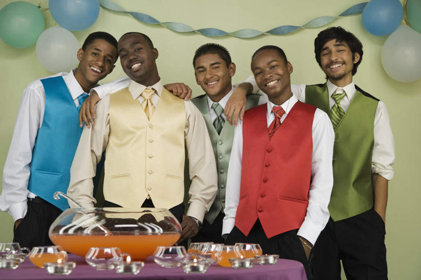 果汁,西方人,伙伴,朋友,站,笑,微笑,露齿笑,横图,室内,白天,正面,西装,友谊,餐桌,桌子,杯子,欧洲,非洲,黑人,欧洲人,五个人,一排,套装,服装,正装,整齐,装饰,布料,丝绸,丝带,塑料,调味,香料,佐料,缎带,领带,酒类,饮品,许多人,布纹,注视,职业装,玻璃制品,绸带,酒,桌布,饮料,排列,衣服,餐巾,气球,水杯,塑料制品,台布,观察,看,站着,一群人,橡胶,搭,服饰,餐台,观看,华丽,修饰,点缀,配料,察看,象征,衣着,庄重,穿着,搭着,队列,关注,可口,身份,手插袋,单手插袋,橡胶制品,单手抄兜,单手放兜,作料,衬托,美观,雅致,雅观,正式,地位,潘趣酒,衣饰,适口,友情,男人,男性,年轻男性,白种人,非洲人,玻璃杯,插兜,手插兜,手放口袋,站立,半身,彩图,手抄兜