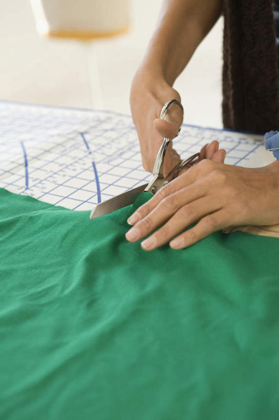 西方人,手,一个人,设计师,竖图,俯视,室内,特写,白天,欧洲,非洲,黑人,欧洲人,双手,仅一个年轻女性,仅一个女性,仅一个人,一把,握,修剪,花纹,服装,布,工具,剪刀,图案,拿,布纹,拿着,衣服,绿色,服装设计师,手部,握着,服饰,裁剪,布匹,剪子,剪裁,切割,衣着,穿着,服装师,衣饰,年轻女性,女人,女性,非洲人,美术设计员,设计,设计家,设计者,半身,彩图,高角度拍摄