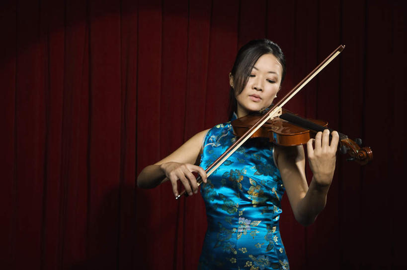 东方人,一个人,音乐家,舞台,站,闭眼,横图,室内,白天,正面,民族服装,亚洲,仅一个年轻女性,仅一个女性,仅一个人,握,阴影,旗袍,光线,影子,灯光,乐器,弦乐器,小提琴,拿,演奏,拿着,黄种人,文化,蓝色,扛,站着,握着,帷幕,中国文化,帷幔,弓拉弦乐器,弓拉弦鸣乐器,幕布,幕帘,帷幔布,扛在肩上,年轻女性,女人,女性,亚洲人,乐师,演奏家,音乐工作者,表演台,闭眼睛,闭着眼,闭着眼睛,站立,半身,彩图,传统服装,民俗服,追光,传统文化