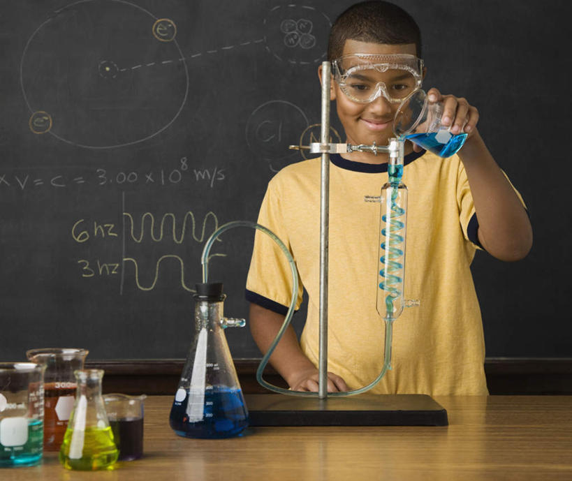 西方人,儿童,一个人,学校,站,笑,微笑,横图,室内,白天,正面,纯洁,安全,实验,仪器,餐桌,桌子,欧洲,欧洲人,仅一个男性,仅一个人,握,服装,研究,透明,分析,曲线,化学,测试,烧瓶,试管,眼镜,液体,锥形瓶,防护,拿,拿着,注视,休闲装,校园,玻璃制品,小孩,衣服,玻璃瓶,瓶子,黑板,观察,看,站着,仅一个小孩,休闲,教室,休闲服,器皿,可爱,童年,童趣,教学,握着,服饰,餐台,观看,护目镜,保护,察看,关注,保险,童真,烂漫,无邪,玻璃仪器,试验耗材,实验用品,铁架台,保全,周全,安稳,安定,三角烧瓶,依氏烧瓶,锥形烧瓶,安全防护眼镜,耐磨,教学黑板,平安,天真,男孩,男人,男性,白种人,孩子,站立,半身,彩图,异形管,弯管,石英螺旋管,石英管弯曲,石英管,石英玻璃管,蛇形管,防护眼镜,男生