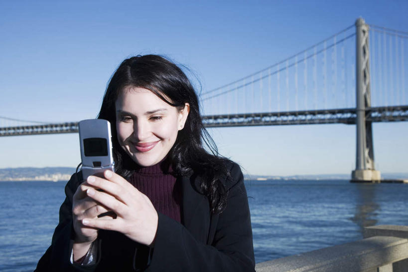 西方人,一个人,站,笑,打电话,微笑,横图,室外,白天,正面,海浪,海洋,城市,电话,手机,欧洲,美国,欧洲人,仅一个年轻女性,仅一个女性,仅一个人,握,服装,浪花,拿,拿着,注视,休闲装,通讯设备,拍照,衣服,海水,观察,看,站着,休闲,休闲服,握着,摄影,服饰,观看,察看,北美,北美洲,关注,加利福尼亚,美洲,海景,旧金山,加州,加利福尼亚州,圣弗朗西斯科,三藩市,金州,黄金州,海湾大桥,北亚美利加洲,亚美利加洲,交流,年轻女性,女人,女性,白种人,大海,风浪,海,海水的波动,近岸浪,涌浪,沟通,通话,站立,半身,彩图,照相,旧金山.奥克兰海湾大桥