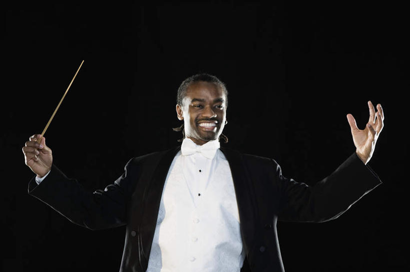 西方人,一个人,站,笑,微笑,露齿笑,横图,室内,白天,正面,西装,欧洲,非洲,黑人,欧洲人,仅一个男性,仅一个人,握,黑色背景,套装,正装,棒子,领结,指挥棒,拿,指挥,指挥家,拿着,注视,职业装,仅一个年轻男性,观察,看,站着,握着,摄影,影棚,观看,张开双腿,察看,节奏,节拍,象征,庄重,关注,身份,正式,地位,展开双腿,男人,男性,年轻男性,非洲人,站立,半身,彩图,影棚拍摄,拍摄,短小,音乐艺术家,棍棒,伸展双腿