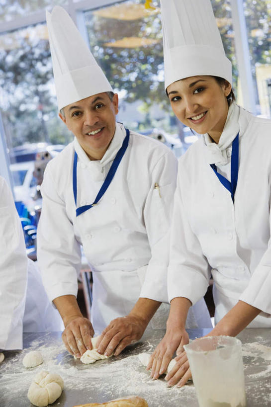 东方人,西方人,三个人,伙伴,朋友,烘培师,站,笑,捏,微笑,露齿笑,竖图,室内,白天,正面,工作服,制服,友谊,合作,团队,厨房,桌面,桌子,杯子,帽子,欧洲,欧洲人,亚洲,朦胧,模糊,木制,纺织物,粉末,面粉,捏着,粮食,注视,黄种人,玻璃制品,木制品,水杯,毛巾,观察,看,清洁,站着,粉,战略,观看,保暖,农产品,察看,关注,厨师帽,透气,原材料,防水,联合,合谋,粉状,工作制服,储水,耐磨,吸水,配合,协作,男人,男性,年轻女性,女人,女性,中年男性,白种人,亚洲人,玻璃杯,糕点师,面包师,站立,半身,彩图,工作套服,灶间