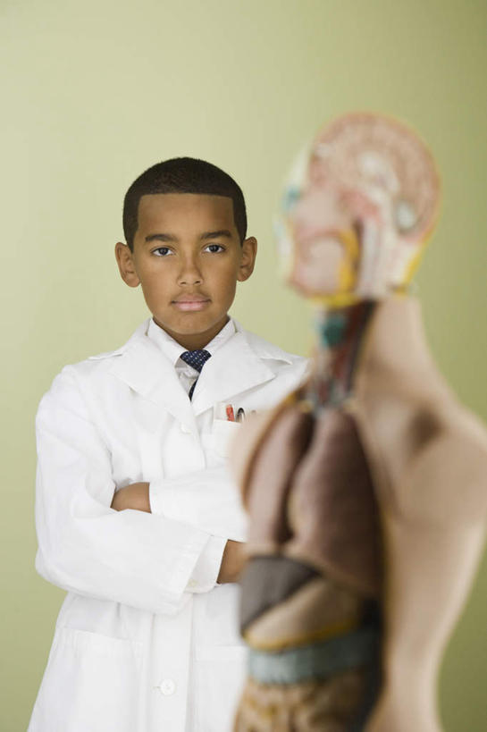 西方人,儿童,内脏,动脉,静脉,一个人,站,双手交叉,竖图,室内,白天,正面,纯洁,静物,欧洲,欧洲人,仅一个男性,仅一个人,绿色背景,服装,医学,注视,小孩,衣服,白色,模型,观察,看,站着,仅一个小孩,可爱,童年,童趣,人体,摄影,服饰,影棚,观看,察看,生物学,人体器官,双手抱胸,衣着,器官,白大褂,穿着,关注,童真,烂漫,无邪,实验服,生理学,衣饰,天真,男孩,男人,男性,白种人,孩子,站立,半身,彩图,影棚拍摄,拍摄,实验衣,男生