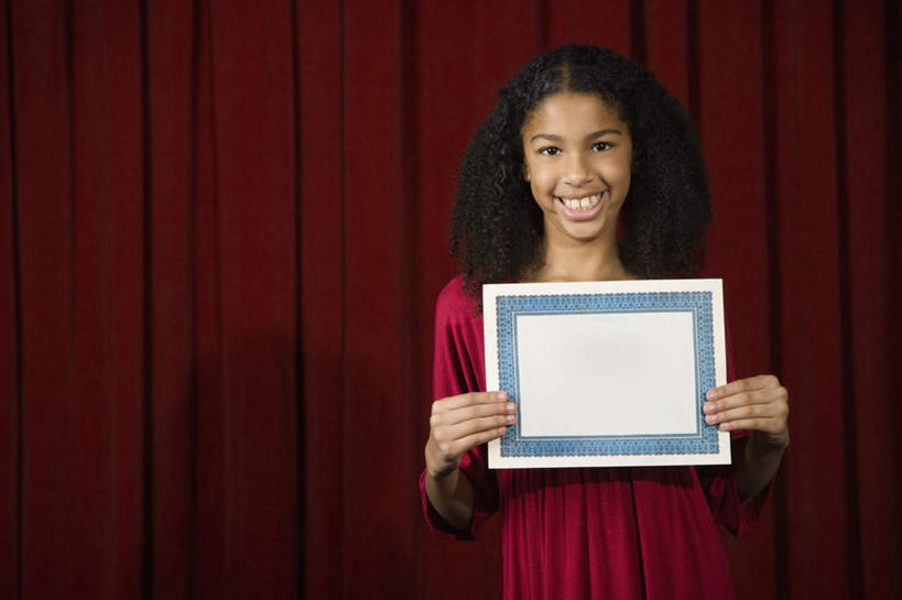 西方人,儿童,一个人,舞台,站,笑,微笑,露齿笑,横图,室内,白天,正面,纯洁,成功,胜利,欧洲,非洲,黑人,欧洲人,仅一个女性,仅一个人,握,服装,拿,拿着,注视,休闲装,小孩,衣服,红色,观察,看,站着,仅一个小孩,休闲,休闲服,光彩,可爱,童年,童趣,握着,服饰,帷幕,观看,察看,关注,帷幔,奖励,幕布,奖状,荣誉,幕帘,童真,烂漫,无邪,荣耀,帷幔布,光荣,天真,女孩,女人,女性,非洲人,孩子,表演台,站立,半身,彩图,证明书,女生