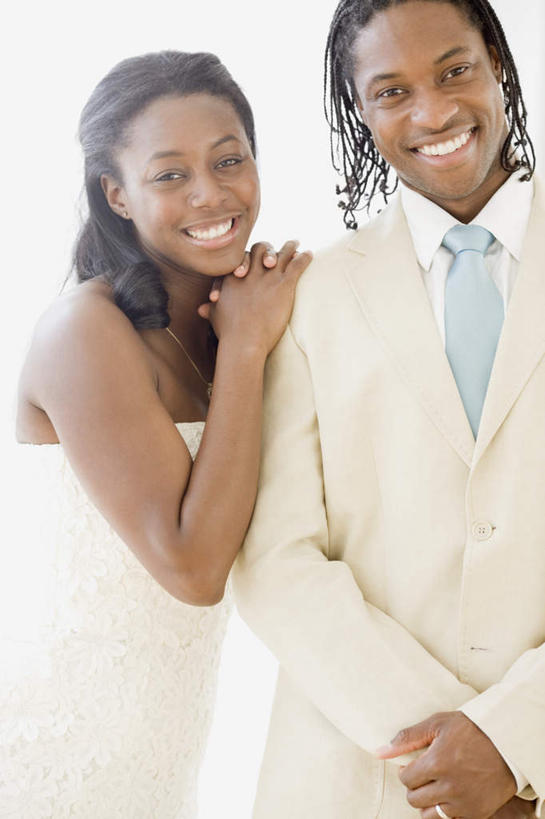 西方人,两个人,家庭,夫妻,新娘,新郎,站,笑,微笑,露齿笑,竖图,室内,白天,正面,婚纱,衬衫,西装,爱情,婚礼,快乐,欧洲,非洲,黑人,欧洲人,握,套装,正装,庆祝,领带,结婚,浪漫,依偎,注视,职业装,观察,看,靠,靠着,倚靠,站着,温暖,温馨,喜庆,一家人,恩爱,握着,恋人,观看,纪念,和睦,察看,倚着,象征,庄重,关注,身份,依附,依赖,投靠,正式,地位,男人,男性,年轻男性,年轻女性,女人,女性,非洲人,年轻人,夫妇,情侣,站立,半身,彩图,衬衣,婚礼服,礼服,高兴,伴侣,融洽