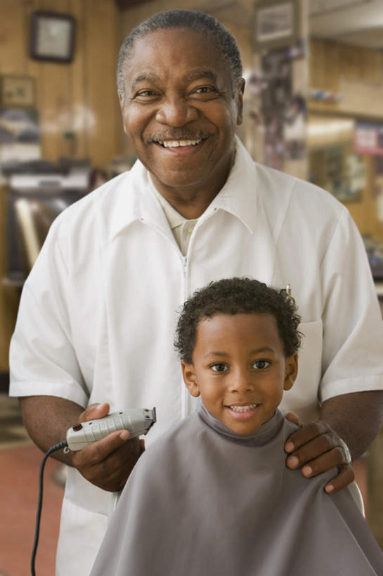 西方人,儿童,老年人,两个人,理发师,站,坐,笑,微笑,露齿笑,竖图,室内,白天,正面,纯洁,椅子,欧洲,欧洲人,握,服装,刀具,拿,围兜,拿着,注视,休闲装,小孩,衣服,刀,观察,看,站着,休闲,休闲服,可爱,童年,童趣,握着,服饰,观看,理发店,察看,美容工具,关注,剃毛刀,童真,烂漫,无邪,理发围布,剪发围布,理发围兜,围布,天真,老年男性,男孩,男人,男性,白种人,孩子,剃刀,站立,坐着,半身,彩图,剪发椅,理发椅,美发椅,液压椅,油压椅,耙刀,男生