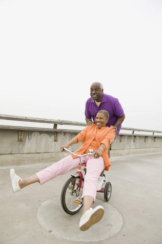 西方人,老年人,两个人,家庭,夫妻,站,坐,推,笑,微笑,露齿笑,竖图,室外,白天,正面,爱情,欧洲,非洲,黑人,欧洲人,一辆,服装,墙,三轮车,浪漫,注视,休闲装,墙壁,墙面,车,脚踏车,衣服,紫色,交通工具,观察,看,站着,休闲,温暖,温馨,一家人,休闲服,橙色,恩爱,恋人,服饰,观看,张开双腿,和睦,察看,关注,载具,儿童车,展开双腿,老年男性,老年女性,男人,男性,女人,女性,非洲人,夫妇,情侣,站立,坐着,彩图,全身,儿童三轮车,伴侣,融洽,伸展双腿