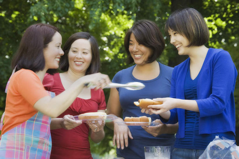 点心,面包,东方人,四个人,伙伴,朋友,站,笑,微笑,露齿笑,横图,室外,白天,正面,烹饪,烧烤,友谊,植物,蔬菜,土豆,餐具,亚洲,握,阴影,服装,新鲜,光线,碟子,盘,影子,油炸,料理,食品,面点,烤架,烤肉,拿,拿着,注视,休闲装,黄种人,菜肴,美食,树,树木,食物,糕点,衣服,红色,蓝色,绿色,阳光,自然,盘子,碟,观察,看,站着,休闲,休闲服,橙色,铁架,握着,服饰,佳肴,有机食品,绿色食品,生长,成长,观看,察看,关注,小圆面包,馍馍蛋,友情,年轻女性,女人,女性,中年女性,亚洲人,洋芋,山药蛋,马铃薯,站立,半身,彩图,炸土豆片