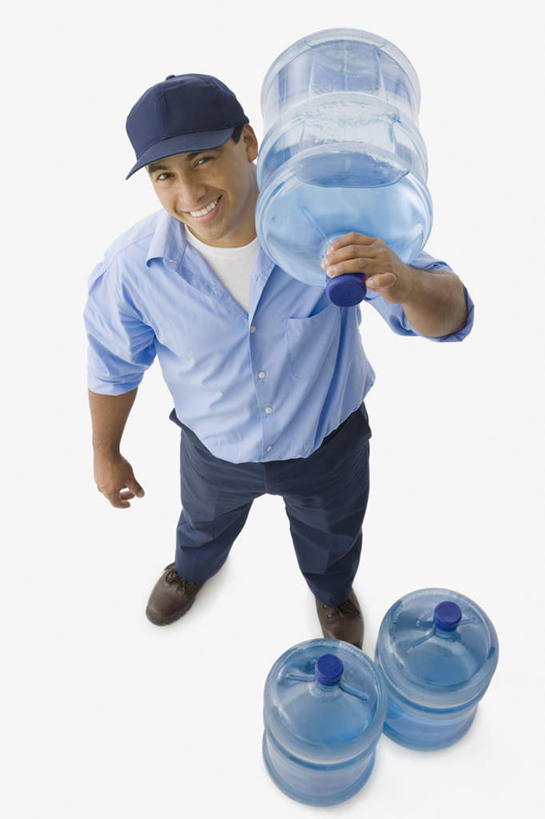 西方人,一个人,站,笑,微笑,露齿笑,竖图,俯视,室内,白天,白色背景,衬衫,水,帽子,欧洲,欧洲人,仅一个男性,仅一个人,仅一个中年男性,握,服装,桶,液体,塑料,拿,拿着,注视,饮用水,运动帽,衣服,蓝色,容器,塑料制品,纯净水,矿泉水,观察,看,扛,站着,快递员,鸭舌帽,握着,摄影,服饰,影棚,观看,储藏,塑料桶,察看,衣着,储存,穿着,关注,三瓶,桶装水,快递,速递,蒸馏水,衣饰,扛在肩上,男人,男性,中年男性,白种人,抬头,仰头,站立,彩图,高角度拍摄,全身,影棚拍摄,衬衣,拍摄,贮存
