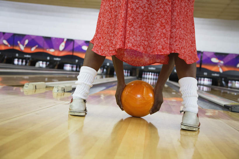 西方人,一个人,站,横图,室内,白天,裙子,锻炼,运动,地板,欧洲,非洲,黑人,欧洲人,仅一个女性,仅一个人,握,阴影,连衣裙,反射,影子,墙,保龄球瓶,地面,速度,娱乐,运动器械,木地板,墙壁,墙面,背面,站着,健身器械,力量,平衡,握着,仅一个老年女性,技巧,协调,健身器材,灵敏,柔韧,趣味,耐力,抗争,球瓶,体育,老年女性,女人,女性,非洲人,站立,半身,彩图,健身,运动器材