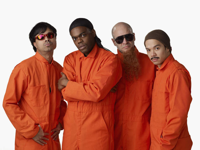 西方人,四个人,伙伴,朋友,站,双手交叉,横图,室内,白天,白色背景,正面,友谊,欧洲,非洲,黑人,欧洲人,亚洲,阴影,服装,反射,墨镜,眼镜,影子,注视,衣服,太阳镜,太阳眼镜,观察,看,站着,橙色,遮阳镜,摄影,服饰,影棚,观看,察看,双手抱胸,监禁,衣着,穿着,关注,禁锢,衣饰,友情,男人,男性,年轻男性,中年男性,白种人,非洲人,亚洲人,印度人,站立,半身,彩图,影棚拍摄,拍摄,羁系,扣留,囚系,监狱服,狱服