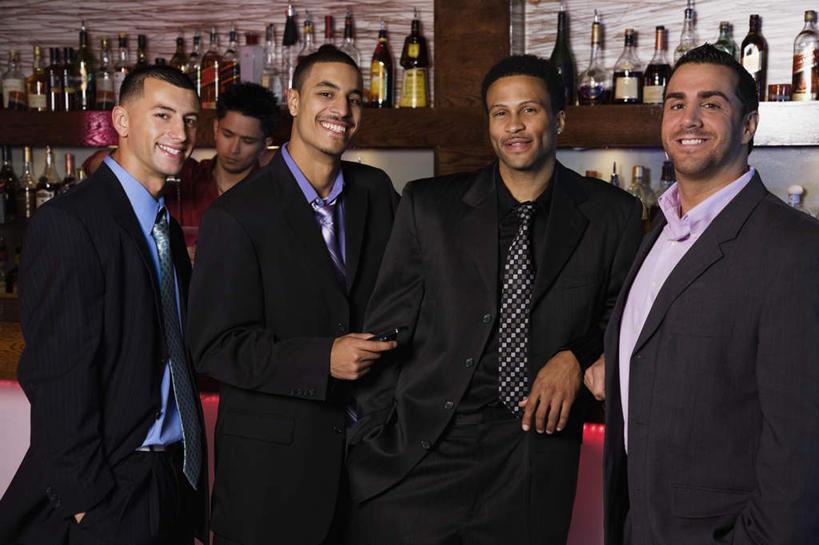 西方人,商务人士,商务男性,酒吧,站,笑,微笑,露齿笑,横图,室内,夜晚,正面,衬衫,聚会,奢侈,夜生活,欧洲,非洲,黑人,欧洲人,五个人,一排,许多,套装,整齐,领带,许多人,红酒瓶,注视,娱乐,玻璃制品,酒瓶,排列,玻璃瓶,瓶子,观察,看,站着,一群人,休闲,放松,搭,观看,夜店,察看,象征,庄重,葡萄酒瓶,搭着,队列,关注,商务装,身份,夜总会,酒保,工薪阶层,正式,地位,男人,男性,年轻男性,中年男性,白种人,非洲人,白领,上班族,侍者,站立,半身,彩图,衬衣,酒吧间,酒馆