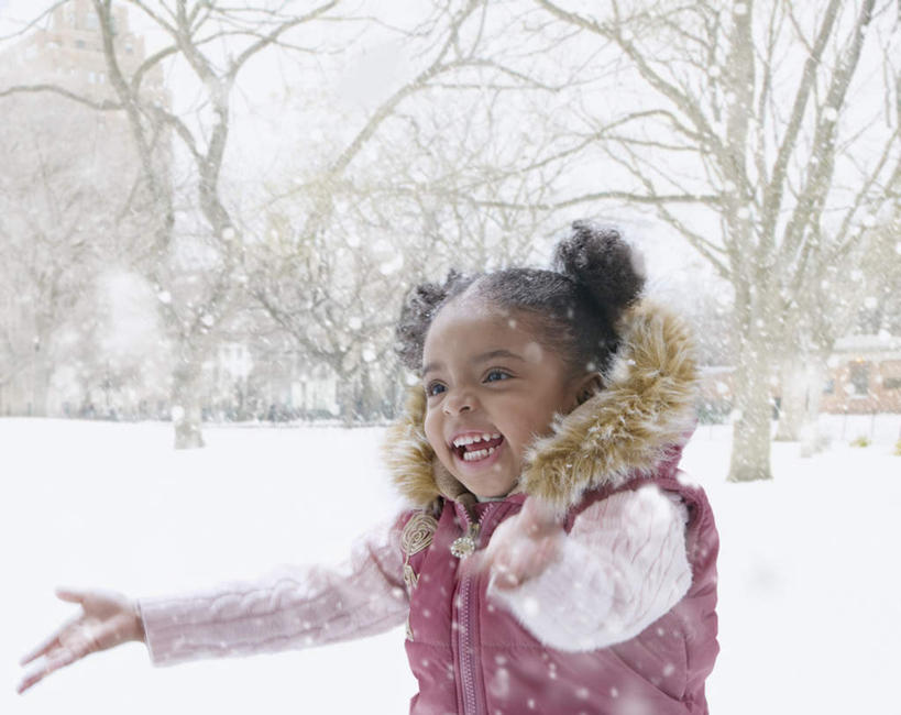 西方人,儿童,一个人,站,横图,室外,白天,正面,纯洁,雪,植物,大雪,欧洲,欧洲人,仅一个女性,仅一个人,服装,朦胧,模糊,积雪,雪景,冬季,冬天,枝条,注视,树,树木,树枝,小孩,衣服,观察,看,双手摊开,站着,仅一个小孩,温暖,寒冷,可爱,童年,童趣,服饰,观看,羽绒服,保暖,察看,御寒,关注,童真,烂漫,无邪,严寒,虬枝,枝杈,冬装,天真,女孩,女人,女性,白种人,孩子,站立,半身,彩图,女生
