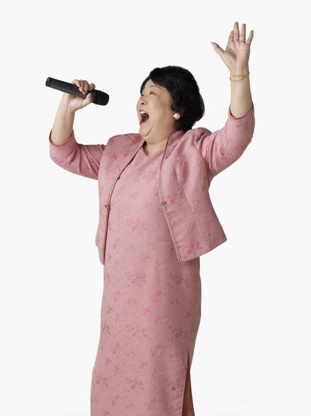 东方人,一个人,站,举,竖图,室内,白天,白色背景,正面,裙子,亚洲,仅一个女性,仅一个人,阴影,连衣裙,反射,影子,注视,黄种人,一个,粉色,黑色,话筒,观察,看,托,站着,张嘴,仅一个中年女性,唱歌,摄影,影棚,单个,观看,察看,麦克风,关注,扩音器,演唱,传声器,张大嘴巴,歌唱,微音器,女人,女性,中年女性,亚洲人,张开嘴,举起,举手,举着,向上举,向上伸,向上托,站立,半身,彩图,影棚拍摄,拍摄