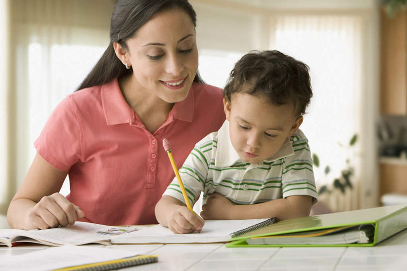 西方人,儿童,中年人,两个人,家庭,母亲,儿子,坐,笑,微笑,露齿笑,横图,室内,白天,正面,纯洁,桌子,欧洲,欧洲人,握,阴影,服装,朦胧,模糊,反射,笔,影子,办公用品,注视,休闲装,书桌,文具,小孩,衣服,课桌,铅笔,学习用品,低头,观察,看,休闲,功课,温暖,温馨,母子,一家人,休闲服,可爱,母爱,童年,童趣,握着,服饰,作业,观看,文具用品,和睦,察看,书写,关注,童真,烂漫,无邪,誊写,天真,男孩,女人,女性,中年女性,白种人,孩子,坐着,半身,彩图,融洽,男生