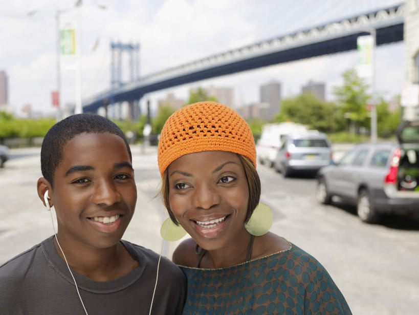 西方人,两个人,家庭,站,笑,微笑,露齿笑,横图,室外,白天,正面,旅游,度假,快乐,满意,幸福,纯洁,标志建筑,城市,大桥,地标,建筑,桥梁,旗帜,国旗,帽子,欧洲,纽约,非洲,美国,黑人,欧洲人,阴影,服装,朦胧,模糊,光线,影子,云,云朵,布鲁克林大桥,桥,曼哈顿,音响,音乐,云彩,注视,休闲装,娱乐,建设,星条旗,衣服,蓝色,白云,蓝天,天空,阳光,耳机,天,观察,看,站着,享受,休闲,温暖,温馨,一家人,休闲服,钢索,旅游胜地,放松,可爱,童年,童趣,美国国旗,服饰,吊桥,晴朗,观看,和睦,察看,北美,舒适,北美洲,享乐,关注,美洲,童真,烂漫,无邪,纽约州,布鲁克林桥,帝国之州,帝国州,北亚美利加洲,亚美利加洲,棉帽,石桥墩,天真,男孩,女人,女性,中年女性,非洲人,旗,晴空,抬头,仰头,站立,半身,彩图,美利坚合众国国旗,融洽,曼哈顿岛