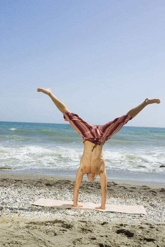 西方人,腿部,脚,脚趾,脚趾甲,腿,一个人,跳,竖图,室外,白天,正面,锻炼,运动,海浪,海洋,沙滩,欧洲,欧洲人,仅一个男性,仅一个人,翻,泳裤,沙子,海岸,浪花,水平线,辽阔,海平线,沙地,滚,光脚,裸露,仅一个年轻男性,蓝色,蓝天,天空,海水,天,广阔,赤脚,晴朗,翻跟斗,张开双腿,一望无际,翻跟头,裸,海景,万里无云,无边无际,一马平川,展开双腿,翻筋斗,体育,男人,男性,年轻男性,白种人,脚指甲,大海,风浪,海,海水的波动,海滩,近岸浪,涌浪,晴空,晴空万里,卧,彩图,全身,健身,转体,水天相接,水天一线,伸展双腿