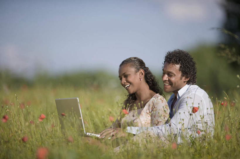 西方人,中年人,两个人,家庭,夫妻,坐,笑,微笑,露齿笑,横图,室外,白天,侧面,衬衫,爱情,电脑,笔记本电脑,草地,草坪,花海,花圃,树林,植物,叶子,欧洲,欧洲人,敲打,阴影,服装,朦胧,模糊,盛开,光线,网络,影子,云,云朵,领带,浪漫,花蕾,云彩,注视,休闲装,输入,通讯设备,草,花,花瓣,花朵,花卉,鲜花,树,树木,衣服,蓝色,绿色,白云,蓝天,天空,阳光,自然,花丛,花束,花田,天,花苞,花蕊,打字,观察,看,休闲,温暖,温馨,一家人,休闲服,恩爱,恋人,服饰,生长,晴朗,成长,观看,点击,敲击,和睦,察看,无线,关注,通信设备,无线网络,无线上网,便携式电脑,按键,手提电脑,男人,男性,女人,女性,中年男性,中年女性,白种人,夫妇,情侣,晴空,坐着,半身,彩图,衬衣,伴侣,融洽