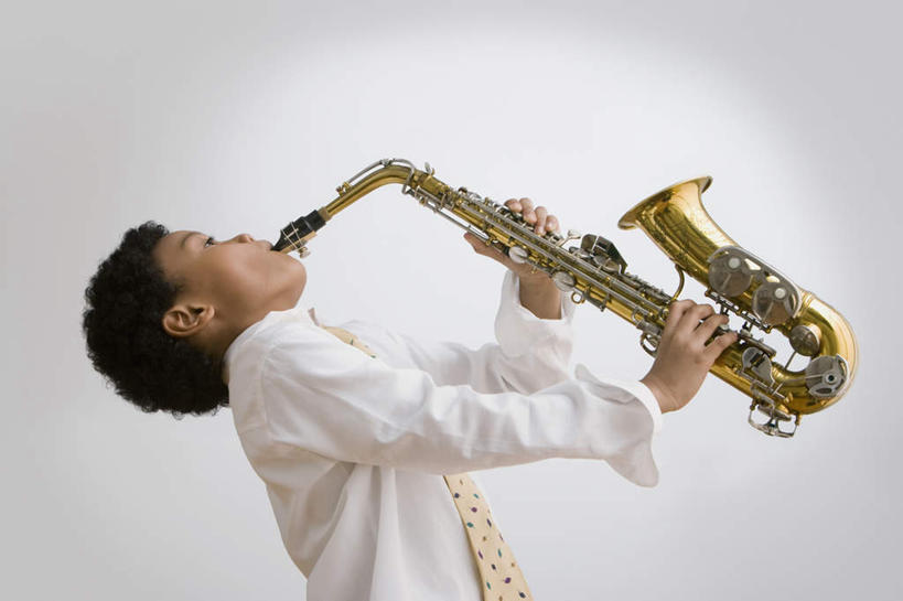 西方人,儿童,一个人,站,闭眼,横图,室内,白天,侧面,衬衫,纯洁,欧洲,非洲,黑人,欧洲人,仅一个男性,仅一个人,握,灰色背景,艺术,金属,管乐器,乐器,领带,萨克斯,铜管乐器,音乐,吹奏,拿,拿着,小孩,站着,仅一个小孩,可爱,童年,童趣,握着,摄影,影棚,萨克斯风,萨克斯管,童真,烂漫,无邪,天真,男孩,男人,男性,非洲人,孩子,闭眼睛,闭着眼,闭着眼睛,抬头,仰头,站立,半身,彩图,影棚拍摄,衬衣,拍摄,男生