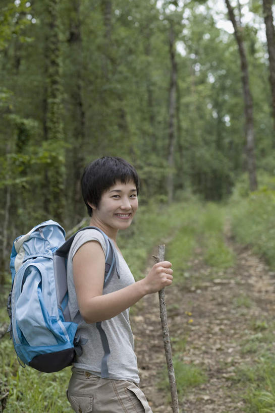 东方人,一个人,站,笑,微笑,露齿笑,竖图,室外,白天,正面,树林,植物,亚洲,仅一个年轻女性,仅一个女性,仅一个人,握,服装,包,工具,器材,旅行包,扭头,注视,休闲装,黄种人,树,树木,衣服,绿色,自然,背包,观察,看,站着,转头,休闲,休闲服,器械,握着,服饰,生长,成长,拐杖,观看,察看,关注,登山杖,辅助设备,旅游包,登山棍,年轻女性,女人,女性,亚洲人,登山,爬山,站立,半身,彩图,双肩包