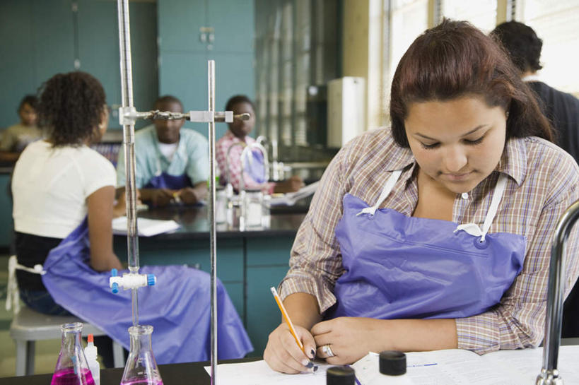 西方人,背部,伙伴,朋友,学校,站,坐,横图,室内,白天,正面,友谊,实验,仪器,欧洲,非洲,黑人,欧洲人,握,服装,朦胧,模糊,研究,透明,分析,化学,测试,笔,烧瓶,水龙头,围裙,锥形瓶,办公用品,记事本,许多人,拿,拿着,注视,休闲装,校园,开关,玻璃制品,文具,衣服,本子,笔记本,玻璃瓶,瓶子,铅笔,学习用品,打开,低头,观察,看,站着,一群人,休闲,教室,同学,休闲服,器皿,握着,服饰,观看,文具用品,阀门,察看,书写,开启,校友,关注,玻璃仪器,试验耗材,实验用品,同窗,学友,三角烧瓶,依氏烧瓶,锥形烧瓶,水咀,友情,男人,男性,年轻男性,年轻女性,女人,女性,非洲人,站立,坐着,半身,彩图