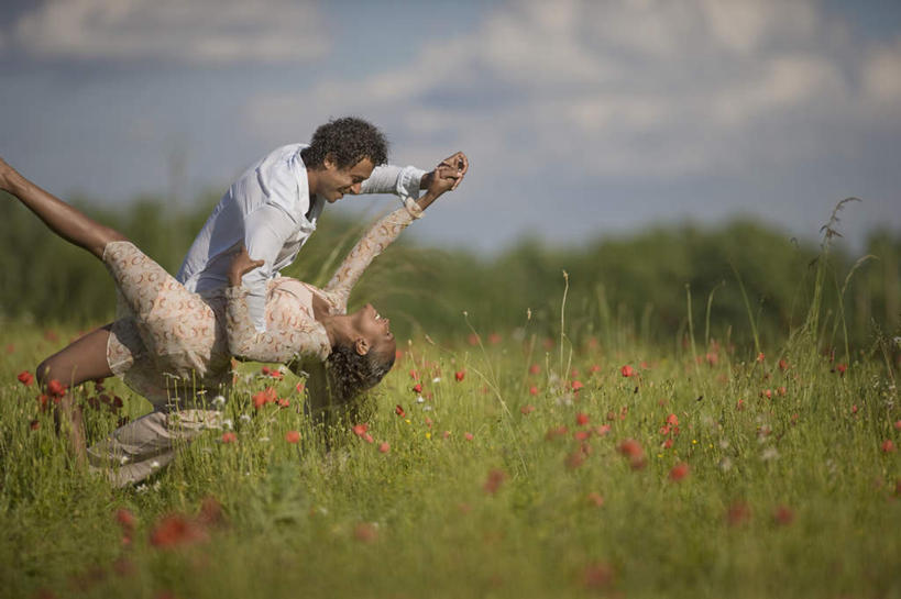 西方人,中年人,两个人,家庭,夫妻,站,握手,抱,笑,微笑,露齿笑,横图,室外,白天,侧面,爱情,跳舞,花海,花圃,树林,植物,叶子,欧洲,欧洲人,弯腰,阴影,服装,朦胧,模糊,盛开,光线,影子,云,云朵,浪漫,花蕾,云彩,抬腿,注视,休闲装,花,花瓣,花朵,花卉,鲜花,树,树木,衣服,蓝色,绿色,白云,蓝天,天空,阳光,自然,花丛,花束,花田,天,花苞,花蕊,观察,看,站着,休闲,温暖,温馨,一家人,休闲服,恩爱,恋人,服饰,生长,晴朗,成长,抱着,观看,和睦,察看,搂着,关注,舞姿,弯身,男人,男性,女人,女性,中年男性,中年女性,白种人,夫妇,情侣,晴空,搀手,拉手,搂,搂抱,手拉手,手握手,站立,半身,彩图,舞蹈,伴侣,融洽