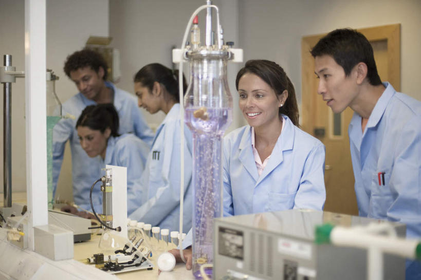 东方人,西方人,伙伴,朋友,科学家,站,笑,说,微笑,露齿笑,横图,室内,白天,正面,讨论,友谊,合作,团队,实验,仪器,门,桌子,欧洲,欧洲人,亚洲,五个人,服装,研究,透明,分析,化学,测试,试管,液体,办公桌,墙,实验室,研究室,许多人,注视,黄种人,墙壁,墙面,玻璃制品,衣服,蓝色,白色,门框,观察,看,站着,一群人,器皿,战略,服饰,观看,察看,衣着,科研人员,白大褂,穿着,关注,研究者,计量,试验室,实验服,科学研究者,玻璃仪器,试验耗材,实验用品,联合,合谋,衣饰,交流,配合,协作,男人,男性,年轻男性,年轻女性,女人,女性,中年男性,中年女性,白种人,亚洲人,印度人,科学工作者,沟通,讲话,交谈,商讨,说话,谈话,站立,半身,彩图,实验衣,异形管,弯管,石英螺旋管,石英管弯曲,石英管,石英玻璃管,蛇形管