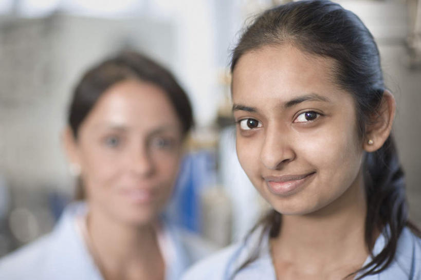 脸,头,脸颊,两个人,伙伴,朋友,科学家,站,笑,微笑,横图,室内,特写,白天,正面,友谊,合作,团队,亚洲,服装,朦胧,模糊,实验室,研究室,注视,肩膀,衣服,观察,看,站着,战略,服饰,观看,察看,衣着,科研人员,白大褂,穿着,关注,研究者,试验室,实验服,科学研究者,联合,合谋,衣饰,配合,协作,年轻女性,女人,女性,中年女性,亚洲人,印度人,头部,脸部,脸蛋,面部,科学工作者,站立,半身,彩图,实验衣