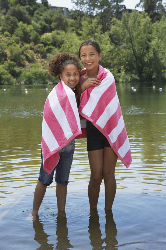 西方人,儿童,两个人,伙伴,朋友,站,笑,微笑,露齿笑,竖图,室外,白天,正面,友谊,纯洁,湖,湖泊,水,植物,纺织品,欧洲,欧洲人,阴影,服装,装饰,光线,包裹,毛毯,毯子,影子,湖面,水流,水面,注视,休闲装,树,树木,纺织,小孩,衣服,绿色,倒影,阳光,自然,垫子,湖水,观察,看,站着,休闲,温暖,休闲服,可爱,童年,童趣,服饰,生长,成长,观看,华丽,修饰,点缀,察看,倒映,抖动,关注,童真,烂漫,无邪,衬托,美观,雅致,雅观,反照,颤抖,发抖,股栗,天真,友情,女孩,女人,女性,白种人,站立,彩图,全身,女生