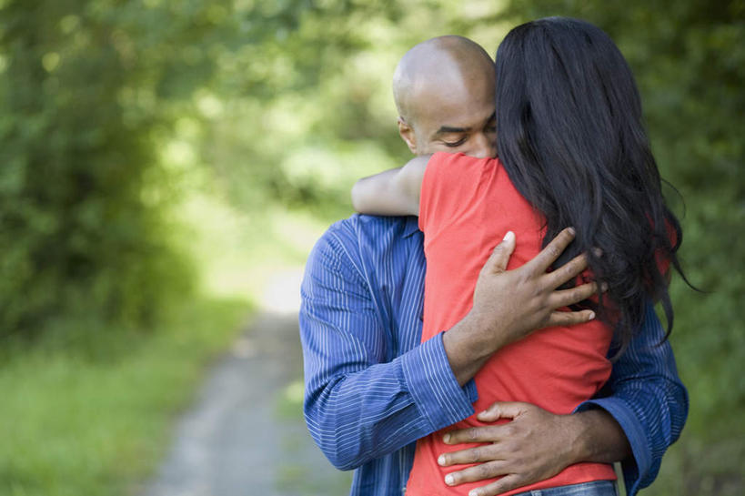 西方人,背部,两个人,站,闭眼,抱,横图,室外,白天,正面,爱情,失败,草地,草坪,植物,道路,路,欧洲,非洲,黑人,欧洲人,阴影,服装,沮丧,朦胧,模糊,光线,影子,小路,交通,浪漫,休闲装,草,树,树木,衣服,绿色,阳光,自然,站着,休闲,难受,温暖,温馨,休闲服,恩爱,无奈,恋人,服饰,乡间小路,生长,成长,抱着,失望,悲伤,和睦,伤心,搂着,难过,失落,颓废,挫败,受挫,落败,落空,错过,失足,失意,失策,失算,颓丧,衰颓,悲哀,懊丧,颓靡,气馁,丧气,败北,挫折,失利,男人,男性,年轻女性,女人,女性,中年男性,非洲人,情侣,闭眼睛,闭着眼,闭着眼睛,怀抱,搂,搂抱,相抱,拥抱,站立,半身,彩图,伴侣,融洽