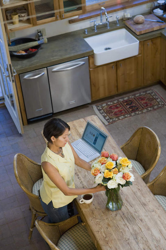 咖啡,西方人,一个人,坐,笑,微笑,露齿笑,竖图,俯视,室内,白天,爱情,幸福,纯洁,智慧,热情,电脑,笔记本电脑,厨房,桌面,玫瑰,杯子,欧洲,欧洲人,仅一个年轻女性,仅一个女性,仅一个人,握,服装,朦胧,模糊,艺术,网络,木制,瓷器,玫瑰花,咖啡杯,陶瓷制品,浪漫,拿,拿着,注视,休闲装,文化,娱乐,通讯设备,饮料,衣服,黄色,插花,木制品,白玫瑰,观察,看,享受,休闲,温暖,温馨,休闲服,恩爱,放松,乐趣,握着,服饰,观看,一台,插花艺术,和睦,察看,创造,提神,无线,舒适,关注,创作,瓷杯,醒脑,通信设备,无线网络,感动,想象,无线上网,便携式电脑,软饮料,尊敬,天真,刺玫花,徘徊花,手提电脑,年轻女性,女人,女性,白种人,坐着,彩图,高角度拍摄,全身,灶间,融洽