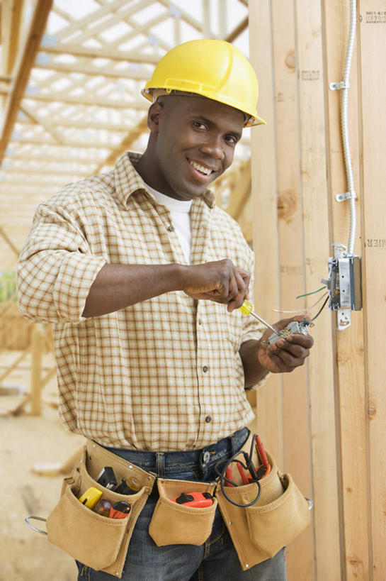 西方人,一个人,建筑工人,站,笑,微笑,露齿笑,竖图,室外,白天,正面,衬衫,帽子,金属制品,欧洲,非洲,黑人,欧洲人,仅一个男性,仅一个人,仅一个中年男性,连接,握,组合,服装,电力,金属,电线,工具,头盔,线,墙,电能,拿,线路,拿着,注视,墙壁,墙面,工人,衣服,黄色,安全帽,观察,看,站着,握着,服饰,观看,螺丝刀,电,起子,链接,电源,电源线,五金,察看,紧固,衣着,穿着,关注,拼接,拼凑,能量,拼合,凑集,聚合,撮合,链结,牢固,改锥,一顶,衣饰,男人,男性,中年男性,非洲人,建筑工,站立,半身,彩图,衬衣