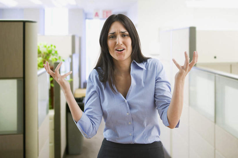 西方人,一个人,商务人士,商务女性,办公室,站,横图,室内,白天,正面,欧洲,欧洲人,仅一个年轻女性,仅一个女性,仅一个人,套装,朦胧,模糊,走道,走廊,过道,分开,注视,观察,看,双手摊开,站着,皱眉,隔断,无奈,观看,隔离,遗憾,烦恼,察看,关注,间隔,商务装,工薪阶层,可惜,无计可施,惋惜,怜惜,无语,断绝,隔开,屏蔽,屏绝,远离,中断,阻遏,阻隔,年轻女性,女人,女性,白种人,白领,上班族,站立,半身,彩图